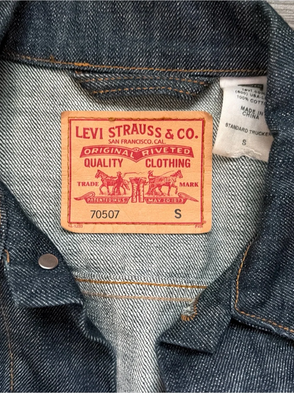 Levi's Indigo Blue Denim Trucker Jacket - Picture 2 of 3